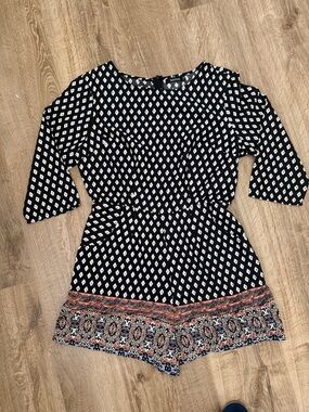 NWT Boohoo Black & White Geometric Romper w/Printed Hem, Size US 8